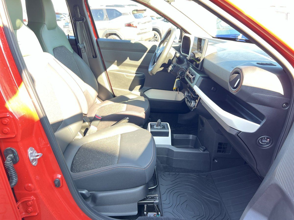 Fahrzeug Innenraum mit Sitzen, Armaturenbrett und Mittelkonsole - Auto Innenausstattung