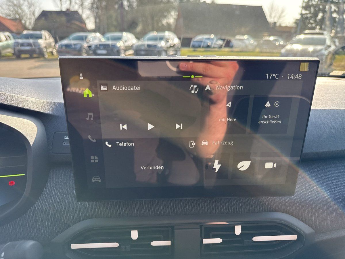 Dacia Infotainment-Display Innenraum mit Navigation, Audio und Fahrzeugmenü auf Deutsch