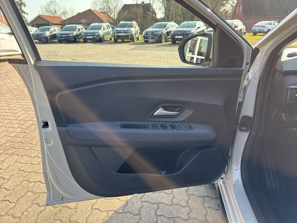 Weißes VW Fahrzeug Fahrertür geöffnet mit Innenverkleidung und Fensterheberschalter im Autohaus
