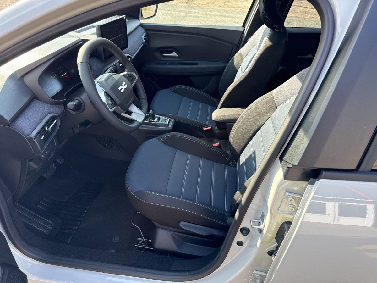 Innenraum eines modernen SUV mit blauen Stoffsitzen, Lenkrad und Mittelkonsole
