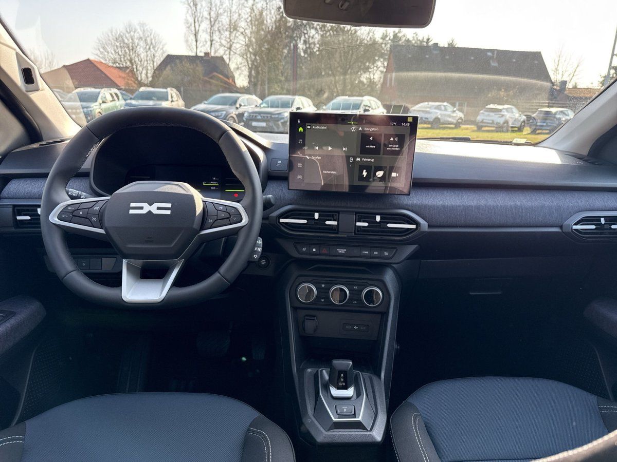 Dacia Innenraum mit Touchscreen-Navigation, Lederlenkrad und modernem Cockpit-Design