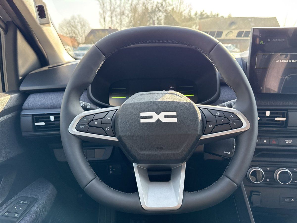 Dacia Innenraum mit modernem Lenkrad und Infotainment-Display im Autohaus
