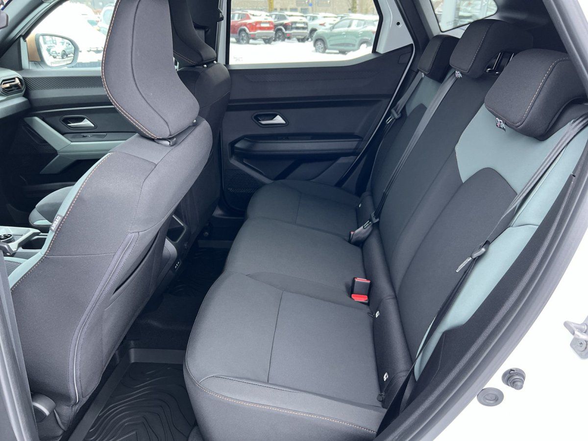 SUV Innenraum Rücksitzbank in Schwarz-Grau mit Sicherheitsgurten im Autohaus