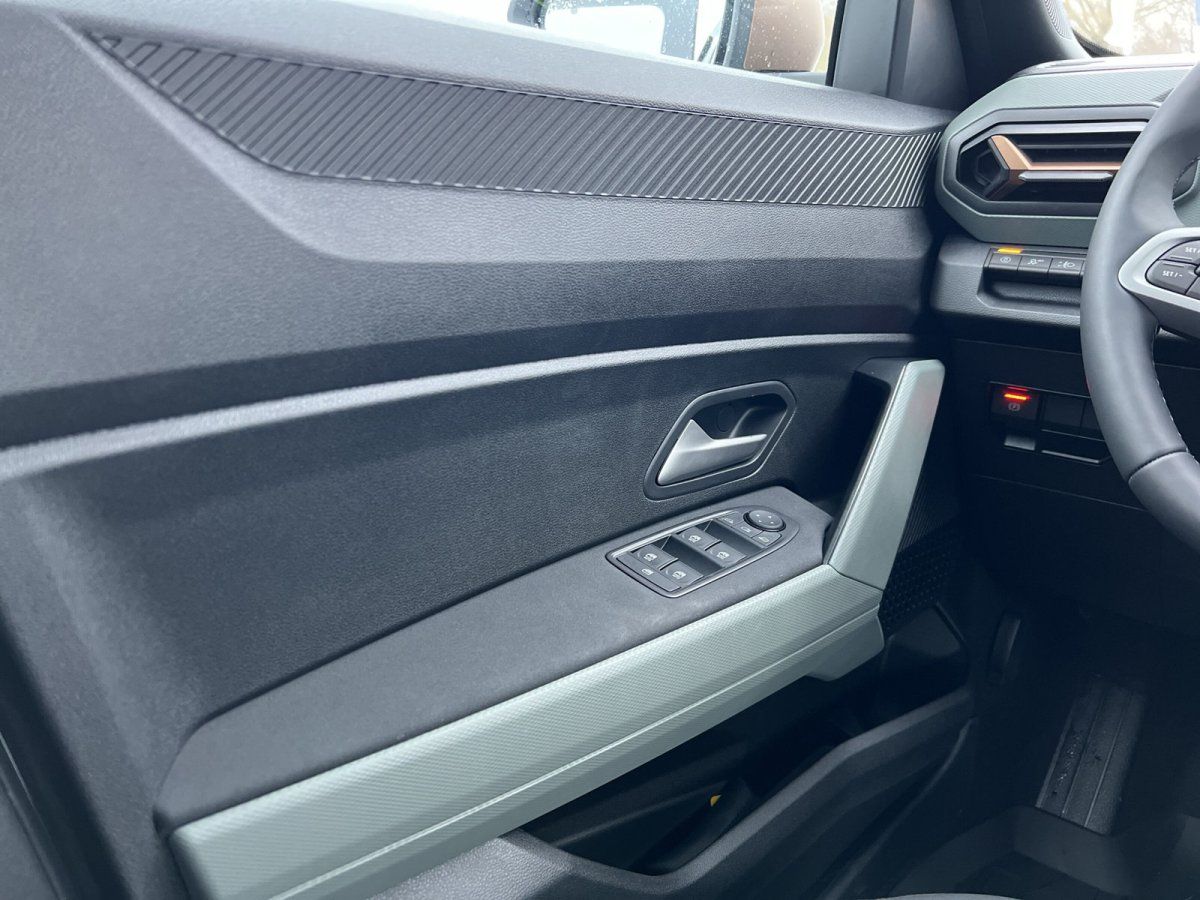 Volkswagen Innenraum Fahrertür mit Fensterheberschalter und Armauflage im Autohaus