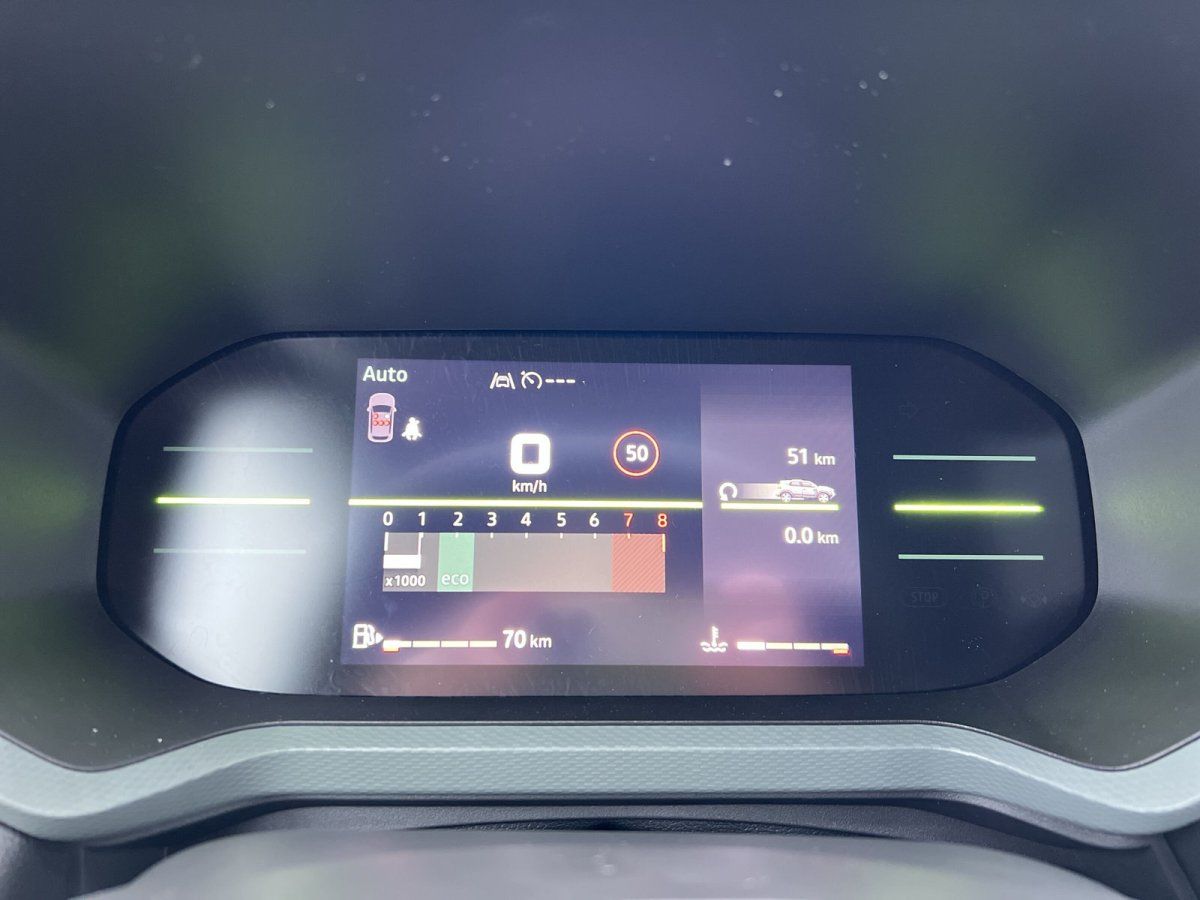 Digitales Kombiinstrument Innenraum Fahrzeugdisplay mit Tachometer und Fahrerassistenzsystemen