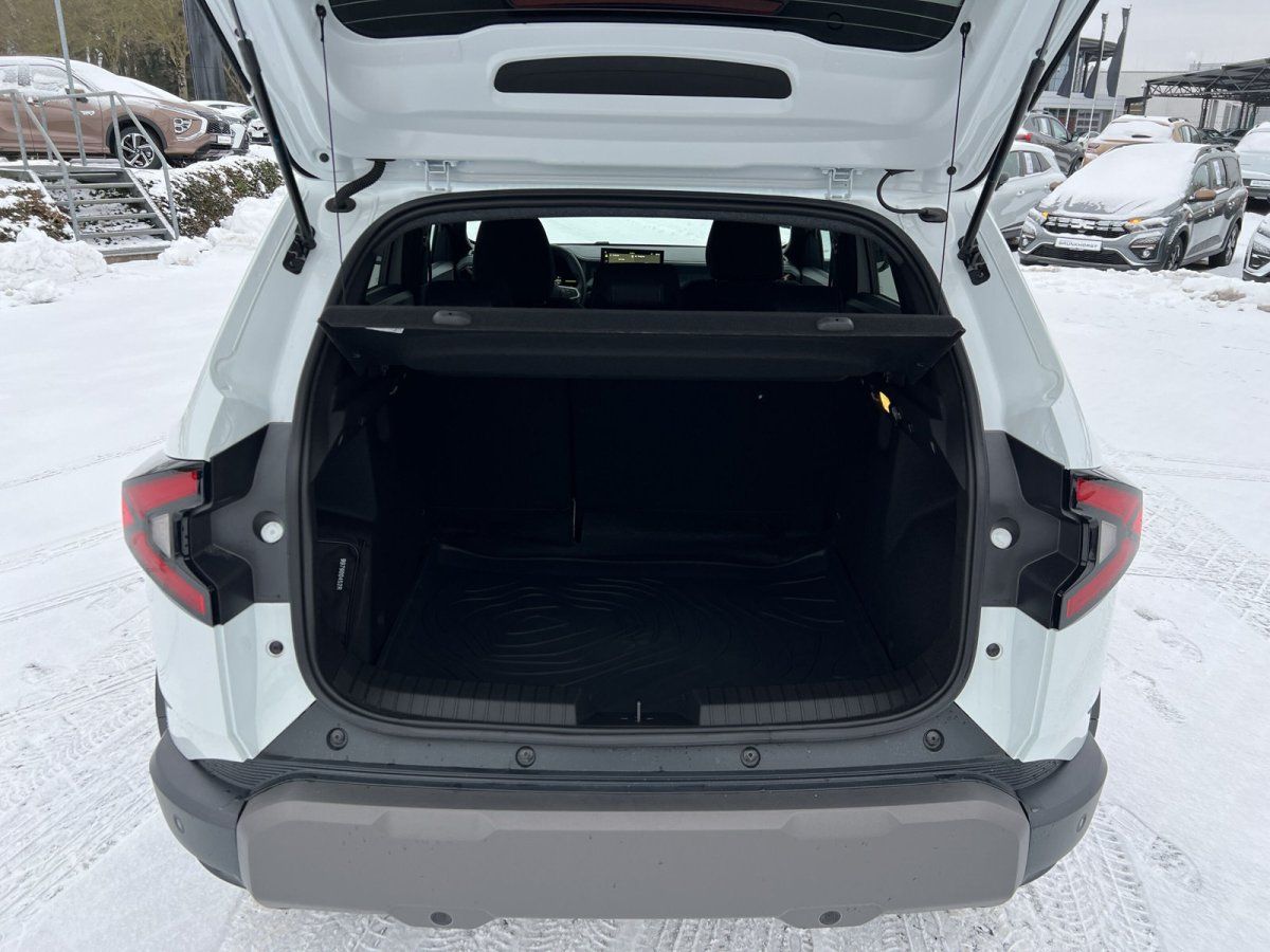 Weißes SUV mit geöffneter Heckklappe im Autohaus, leerer Kofferraum