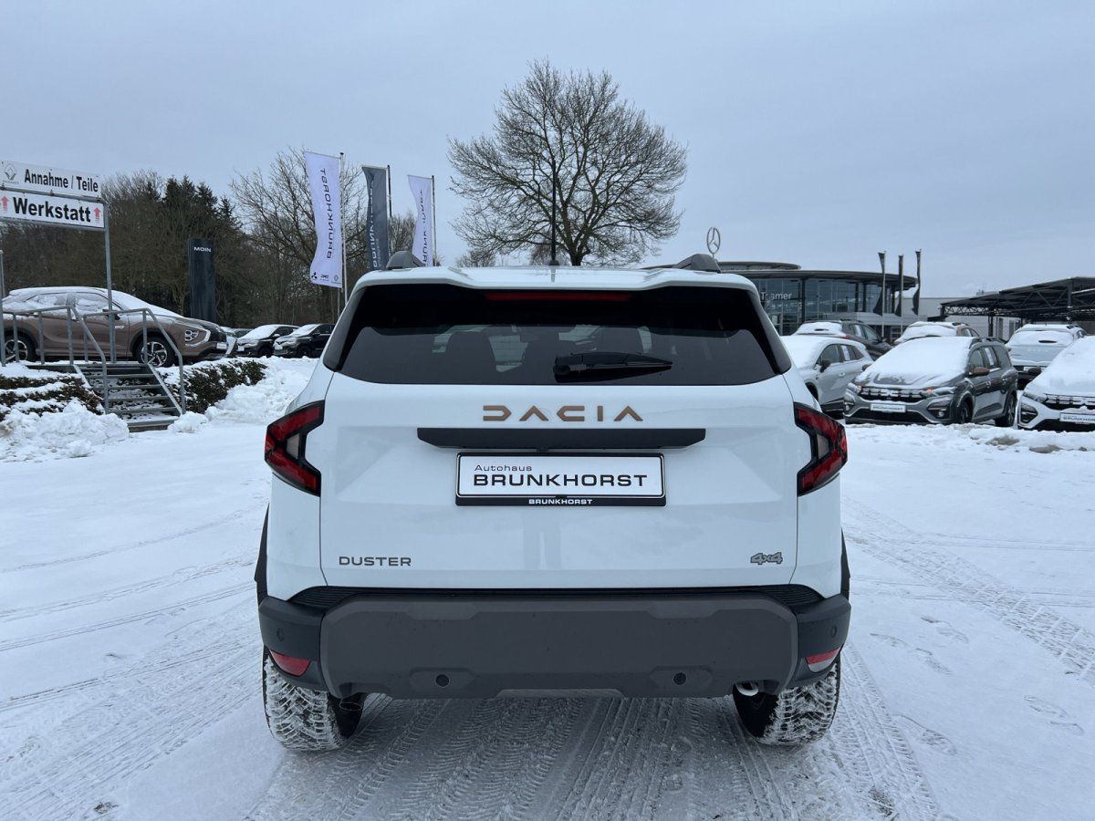 Dacia Duster SUV in Weiß, Heckansicht im Autohaus Brunkhorst Showroom