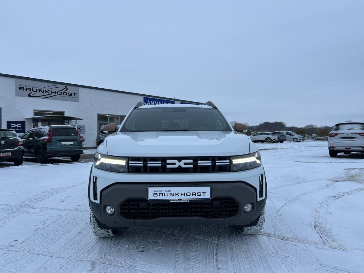 Dacia Duster Frontansicht in Weiß im Autohaus Brunkhorst Showroom