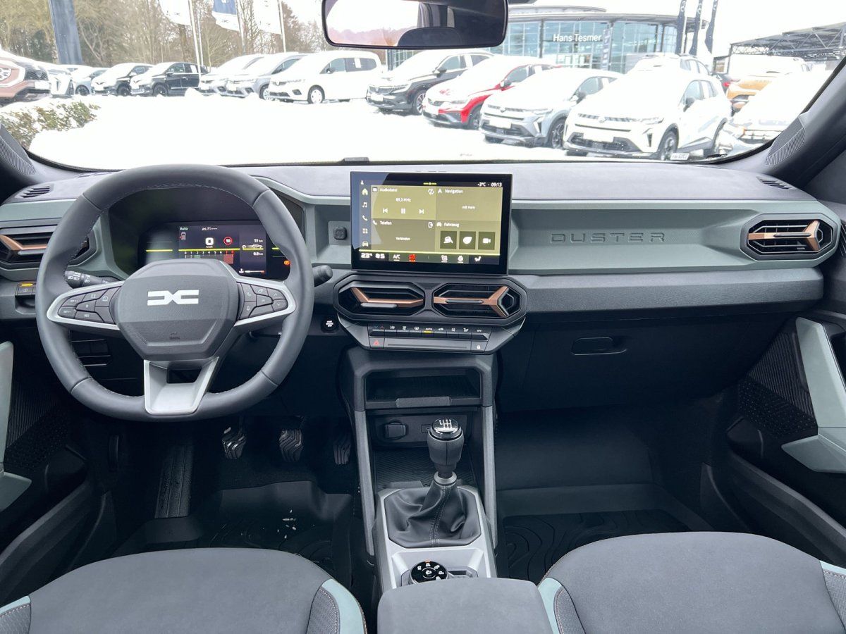 Dacia Duster Innenraum mit Touchscreen, Schaltgetriebe und modernem Cockpit im Autohaus