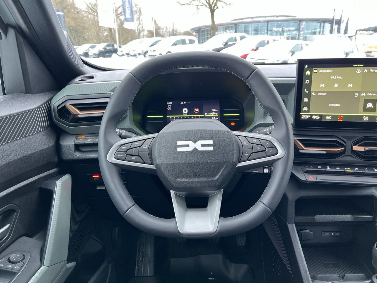 Dacia Innenraum mit Lenkrad, digitalem Cockpit und Touchscreen-Infotainment im Autohaus