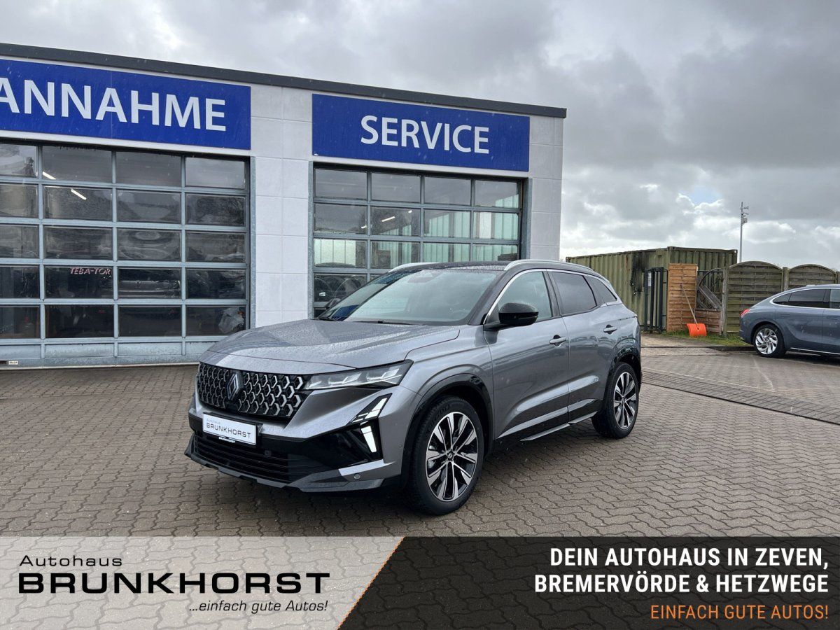 Grauer Renault SUV im modernen Autohaus-Showroom - Frontansicht mit elegantem Design