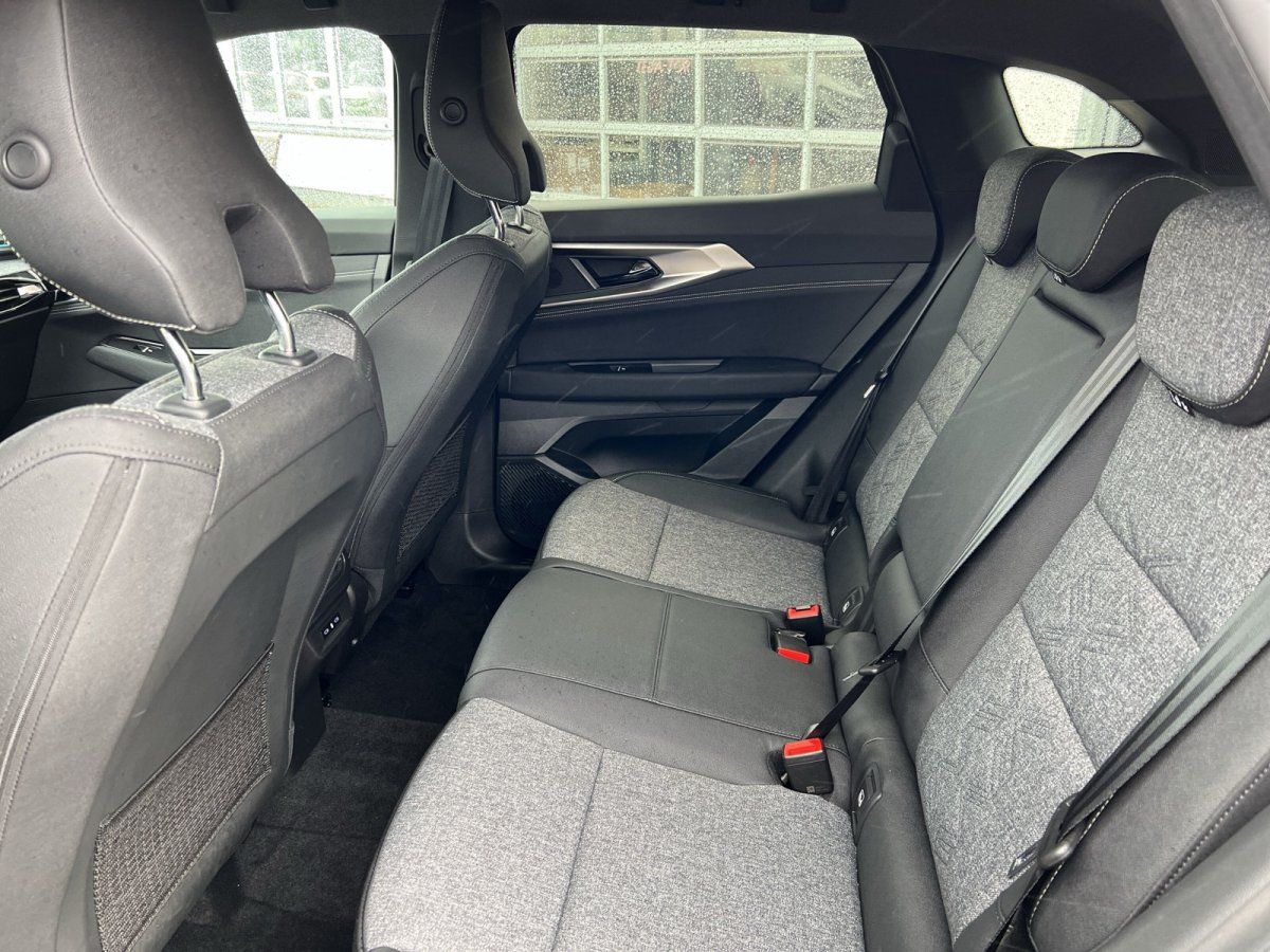 Renault Rücksitzbank mit grauer Polsterung und Sicherheitsgurten im Fond