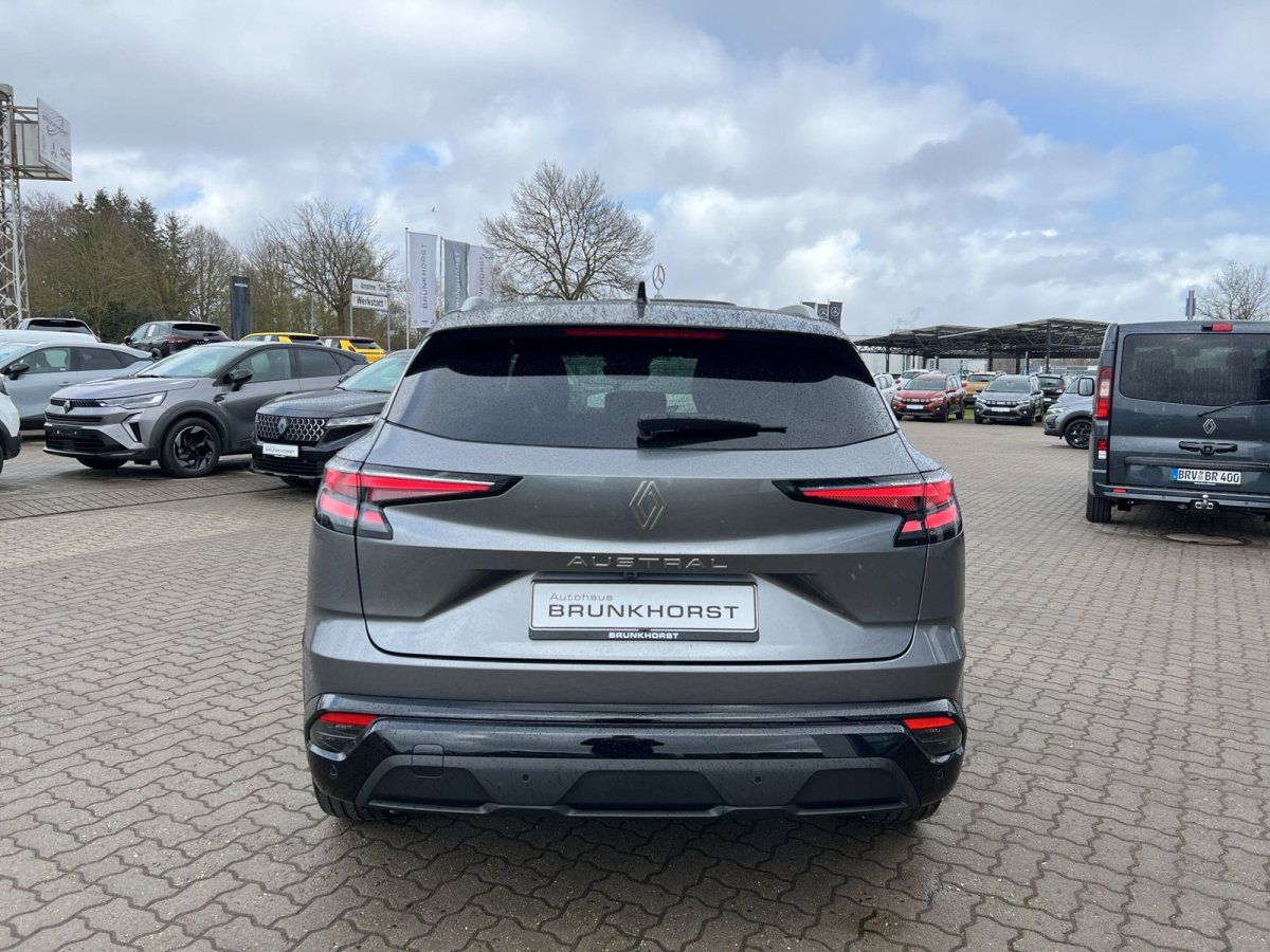Renault Austral SUV in grau - Heckansicht im Autohaus Brunkhorst Showroom
