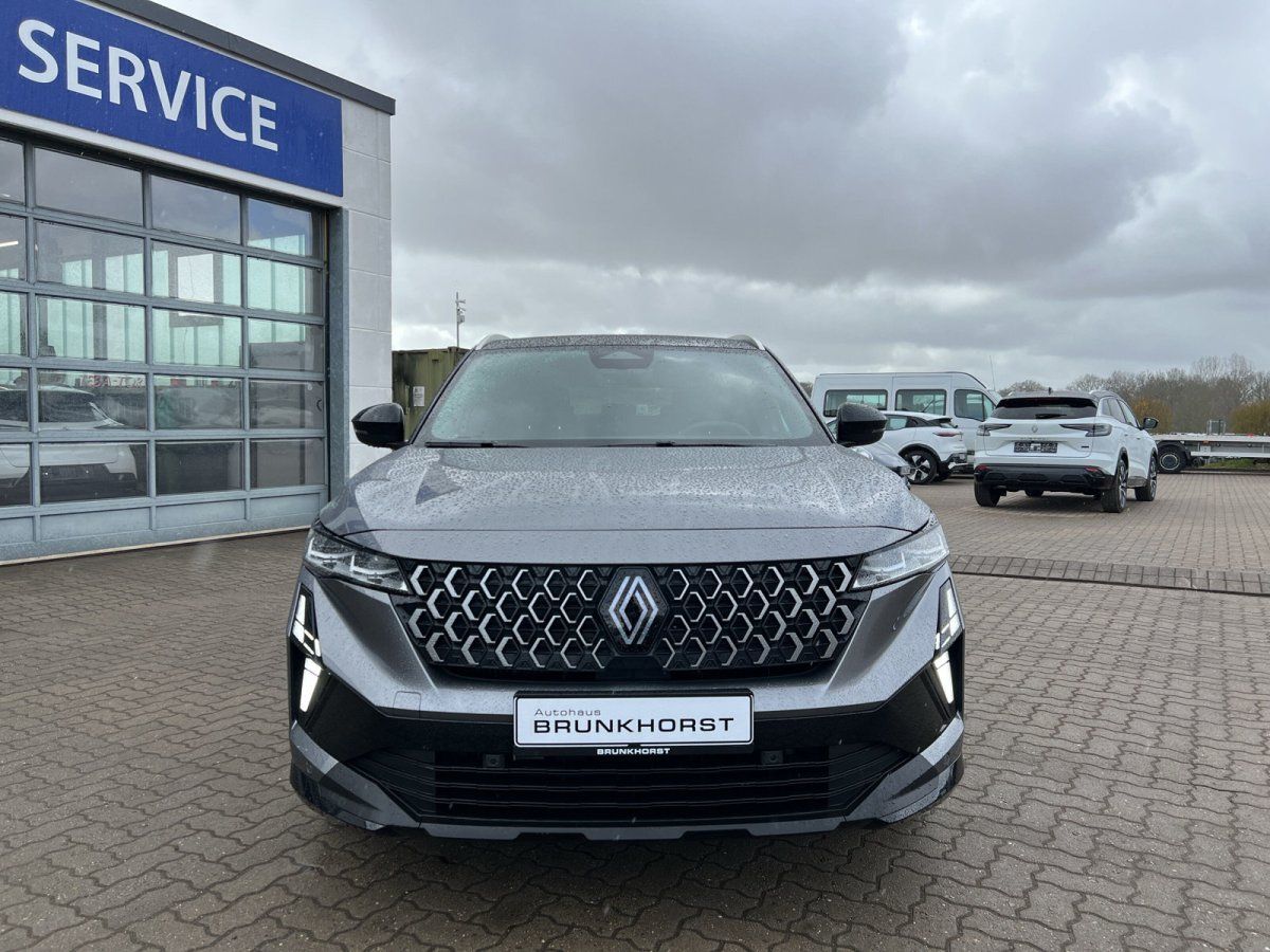 Grauer Renault SUV Frontansicht im hellen Autohaus-Showroom mit großen Fensterfronten