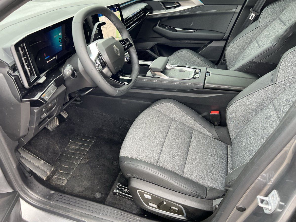 Modernes Fahrzeug-Cockpit mit digitalem Display und grauer Innenausstattung - Fahrersicht