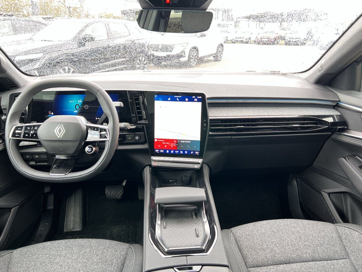 Renault Innenraum mit digitalem Cockpit und großem Touchscreen-Display im Autohaus
