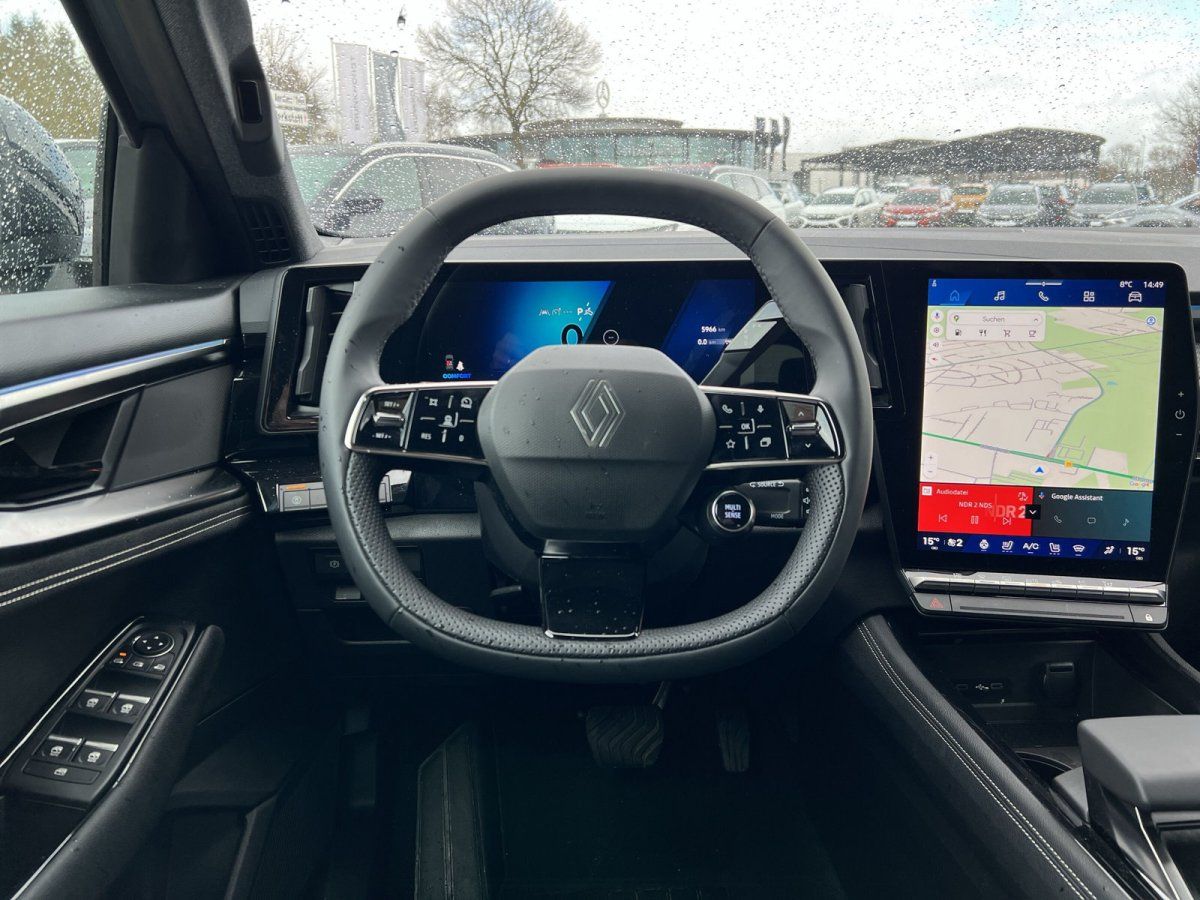 Moderner Renault Innenraum mit Lenkrad und Navigationssystem im Showroom