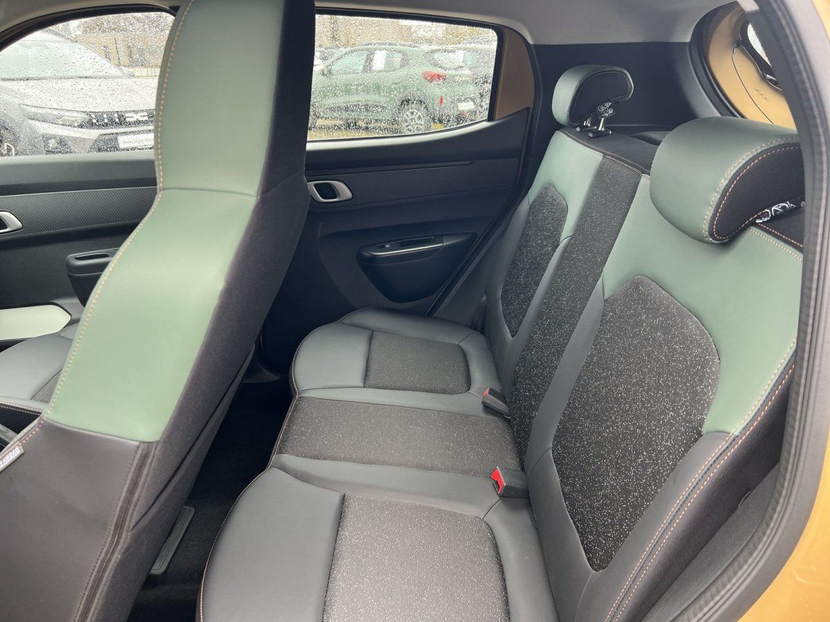 Renault Scenic E-Tech Innenraum Rücksitzbank mit grünen Akzenten und recycelten Materialien