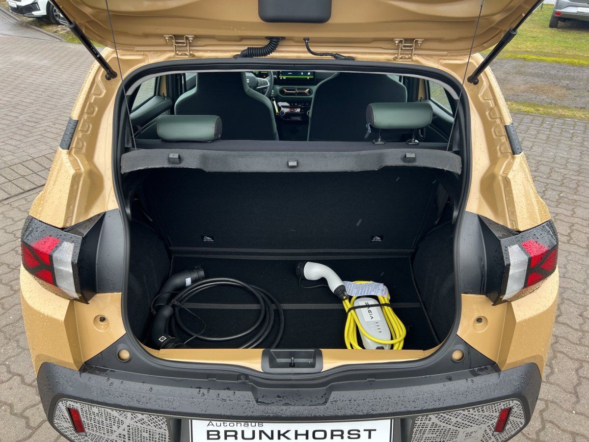 Goldener Elektro-SUV mit geöffneter Heckklappe und Ladekabel im Kofferraum im Autohaus Brunkhorst