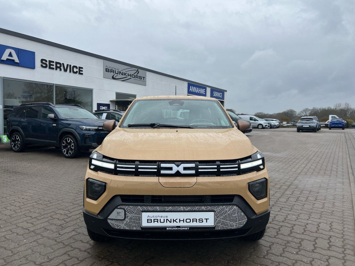 Dacia Spring SUV in Gold-Beige Frontansicht im Autohaus Brunkhorst Showroom