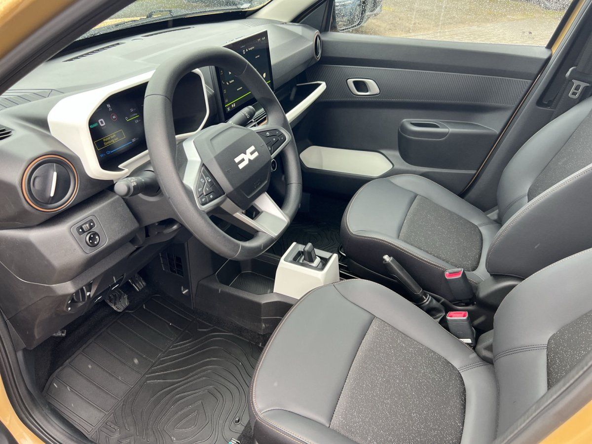 Dacia Innenraum mit modernem Cockpit, Lenkrad mit DC-Logo, digitale Instrumente und schwarze Lederausstattung