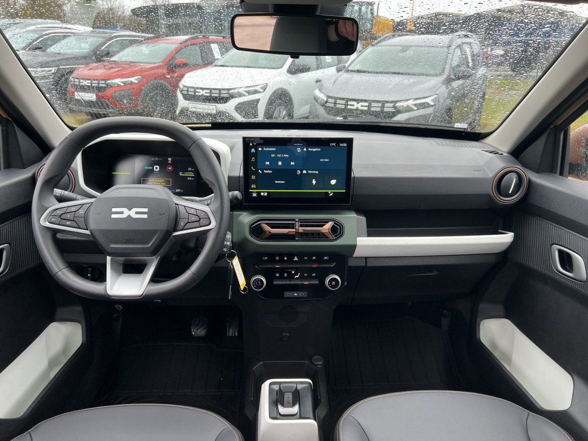Dacia Duster Innenraum mit digitalem Cockpit, großem Touchscreen und modernem Armaturenbrett