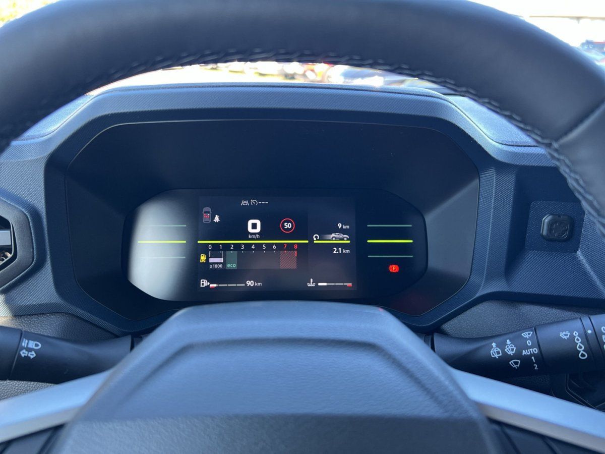 Volkswagen Fahrzeug Innenraum mit digitalem Kombiinstrument im Autohaus