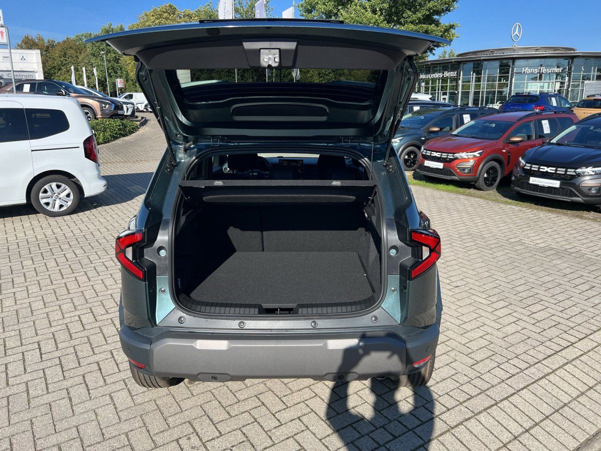 Nissan Qashqai Dunkelgrün Kofferraum geöffnet im Autohaus Showroom