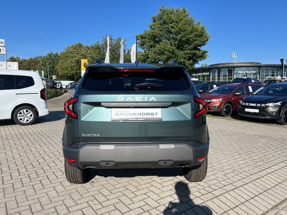 Dacia Duster SUV in Dunkelgrün von hinten im Autohaus Brunkhorst Showroom