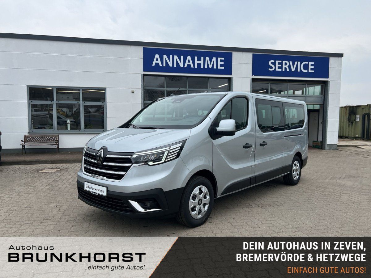 Renault Trafic silber im Showroom - Nutzfahrzeug für Personen- und Warentransport