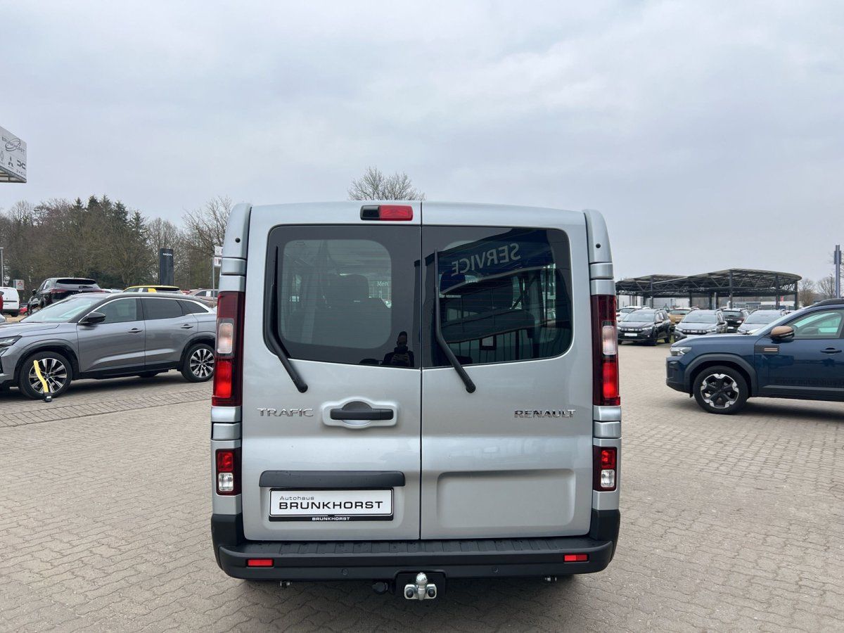 Renault Trafic Heckansicht silber - Transporter mit Anhängerkupplung im Autohaus