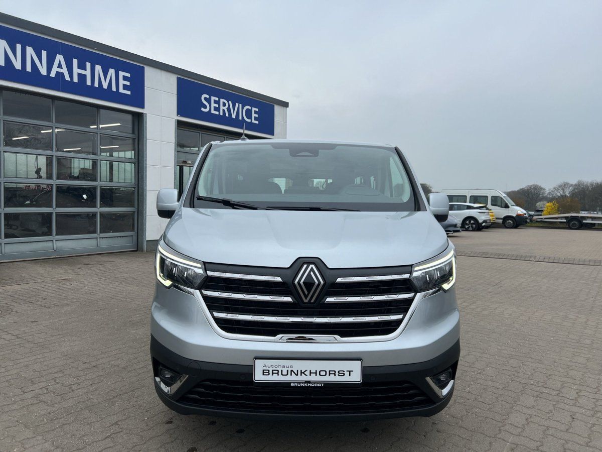 Renault Trafic Frontansicht silber - moderner Transporter im Autohaus Showroom