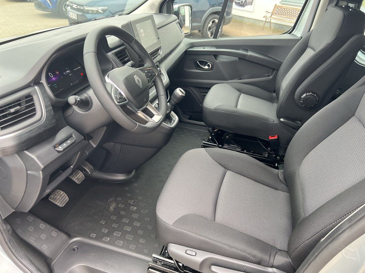 Renault Trafic Innenraum grau - Fahrerbereich mit Lenkrad und Schaltgetriebe