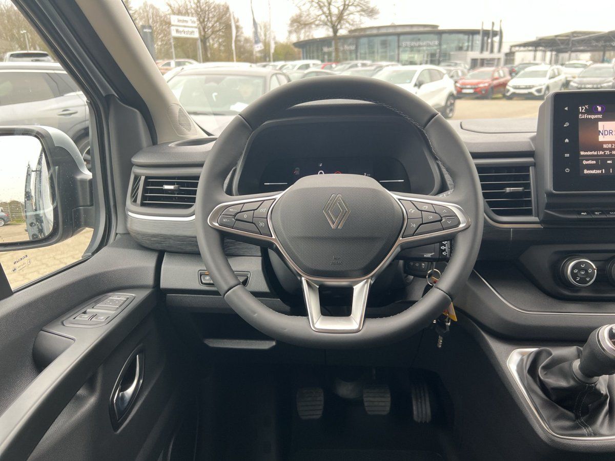 Renault Transporter Cockpit Innenansicht mit Lenkrad und Mittelkonsole