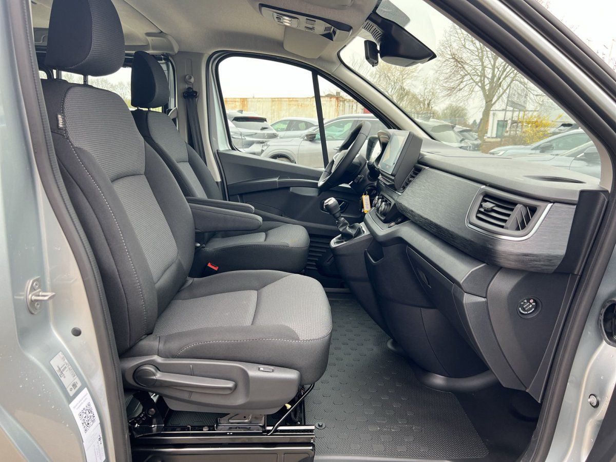 Renault Fahrzeug Innenraum Vordersitze und Armaturenbrett Seitenansicht