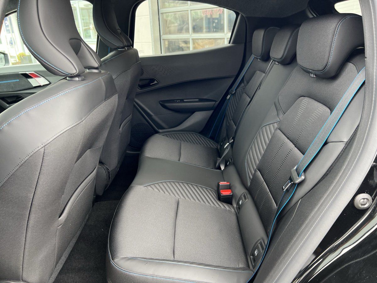 Hyundai Rücksitzbank Innenraum schwarze Stoffsitze mit blauen Akzenten im Autohaus