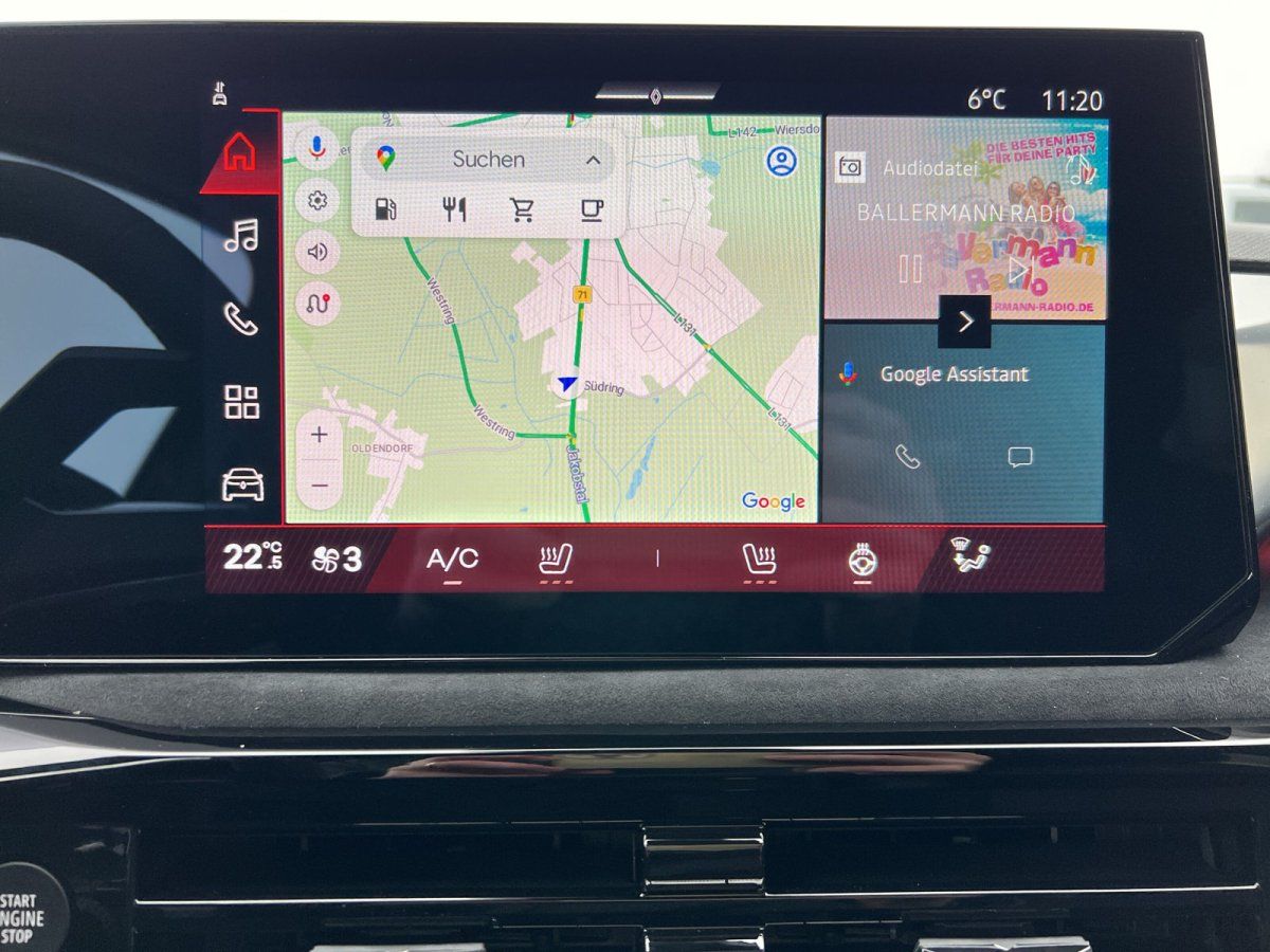 Infotainment-Display mit Google Maps Navigation im Fahrzeug-Innenraum im Autohaus