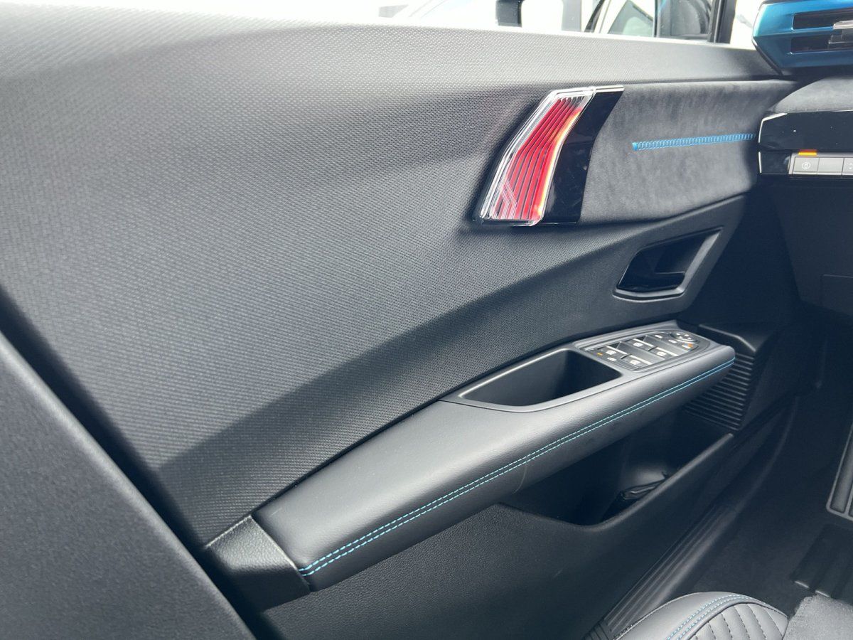 BMW Fahrzeugtür Innenansicht mit Alcantara-Verkleidung und blauen Ziernähten im Autohaus Showroom