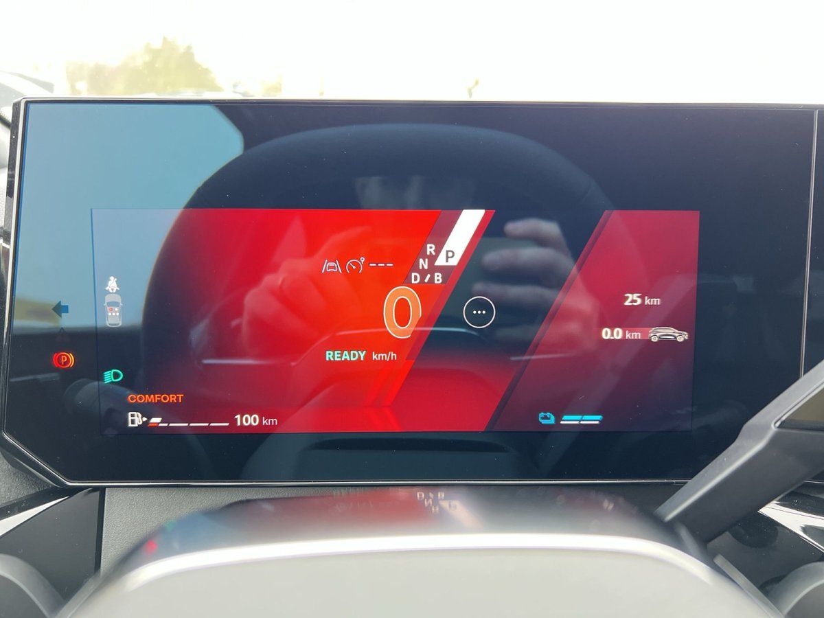 Digitales Cockpit-Display eines Elektrofahrzeugs mit 0 km/h Anzeige und 25 km Reichweite im Comfort-Modus