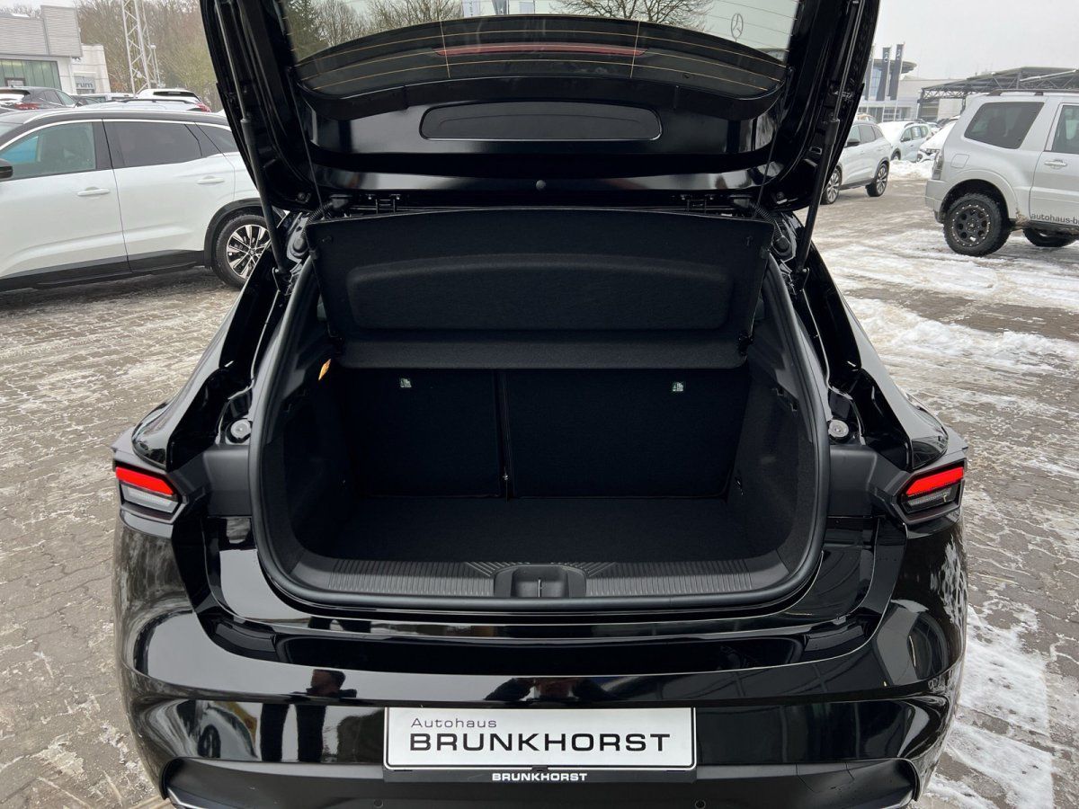 Schwarzer Hyundai mit geöffnetem Kofferraum im Autohaus Brunkhorst Showroom