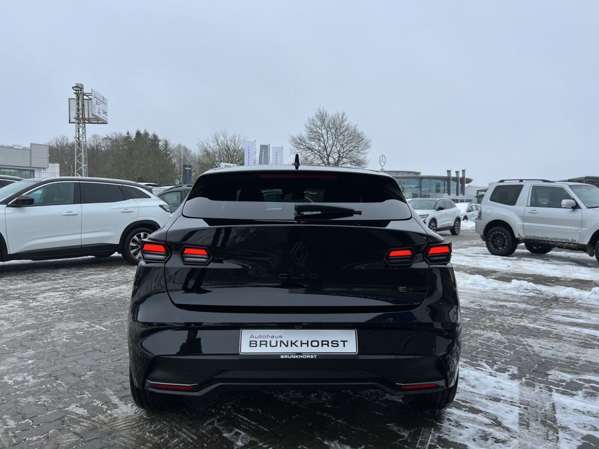 Schwarzer Renault Clio Heckansicht im Autohaus Brunkhorst Showroom