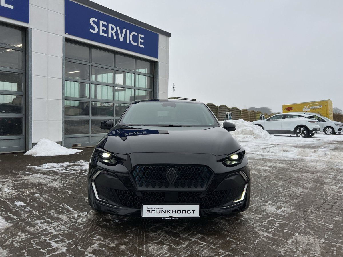 Schwarzer Renault Neuwagen Frontansicht im Autohaus Brunkhorst Showroom