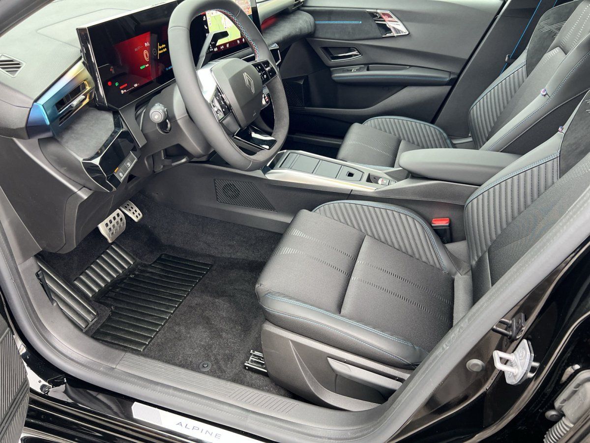 Citroën Innenraum mit digitalem Cockpit, Lenkrad und grauen Sportsitzen im Autohaus