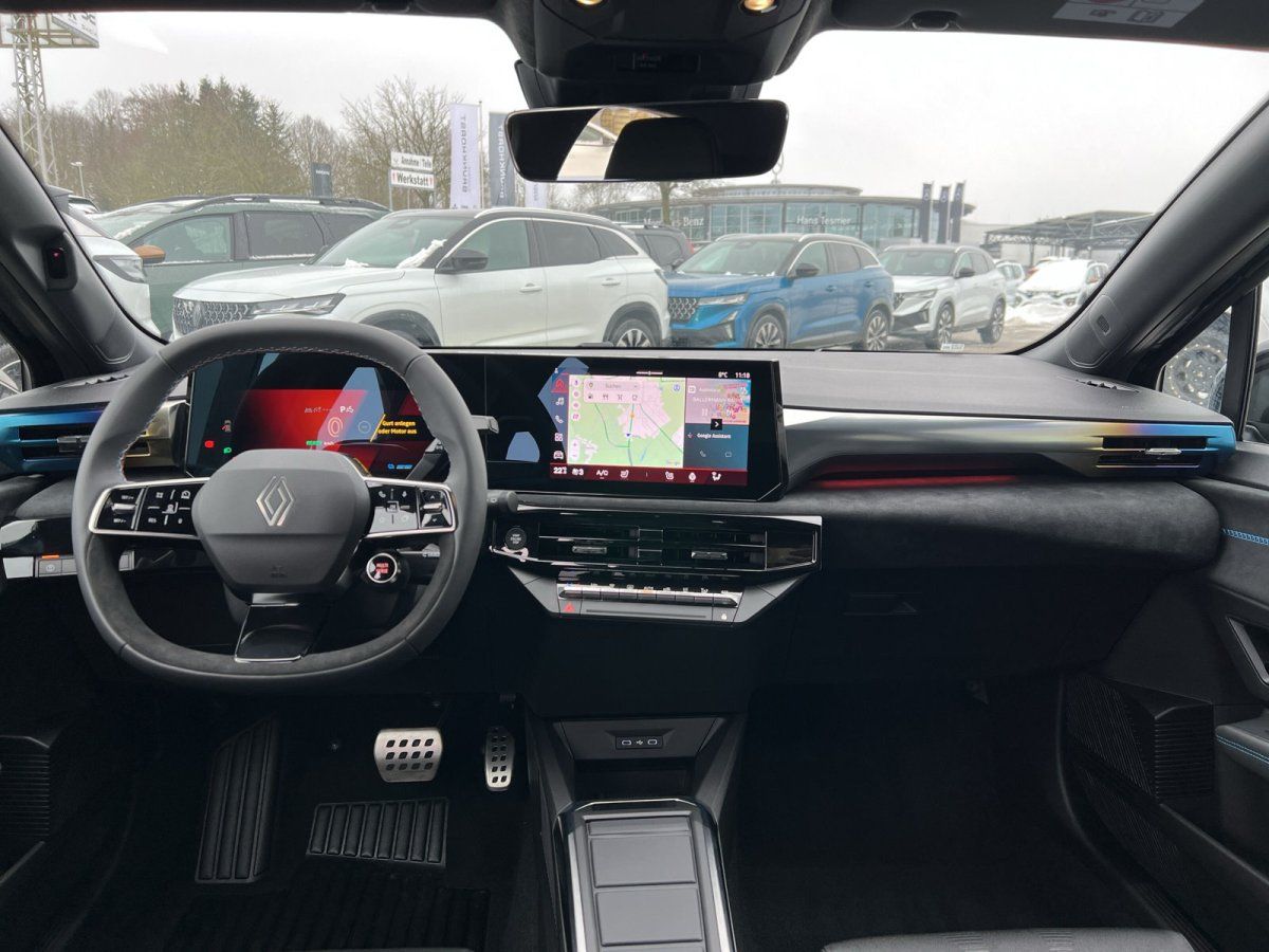 Renault Rafale Innenraum Cockpit mit digitalem Tacho und Infotainment-Display im Autohaus