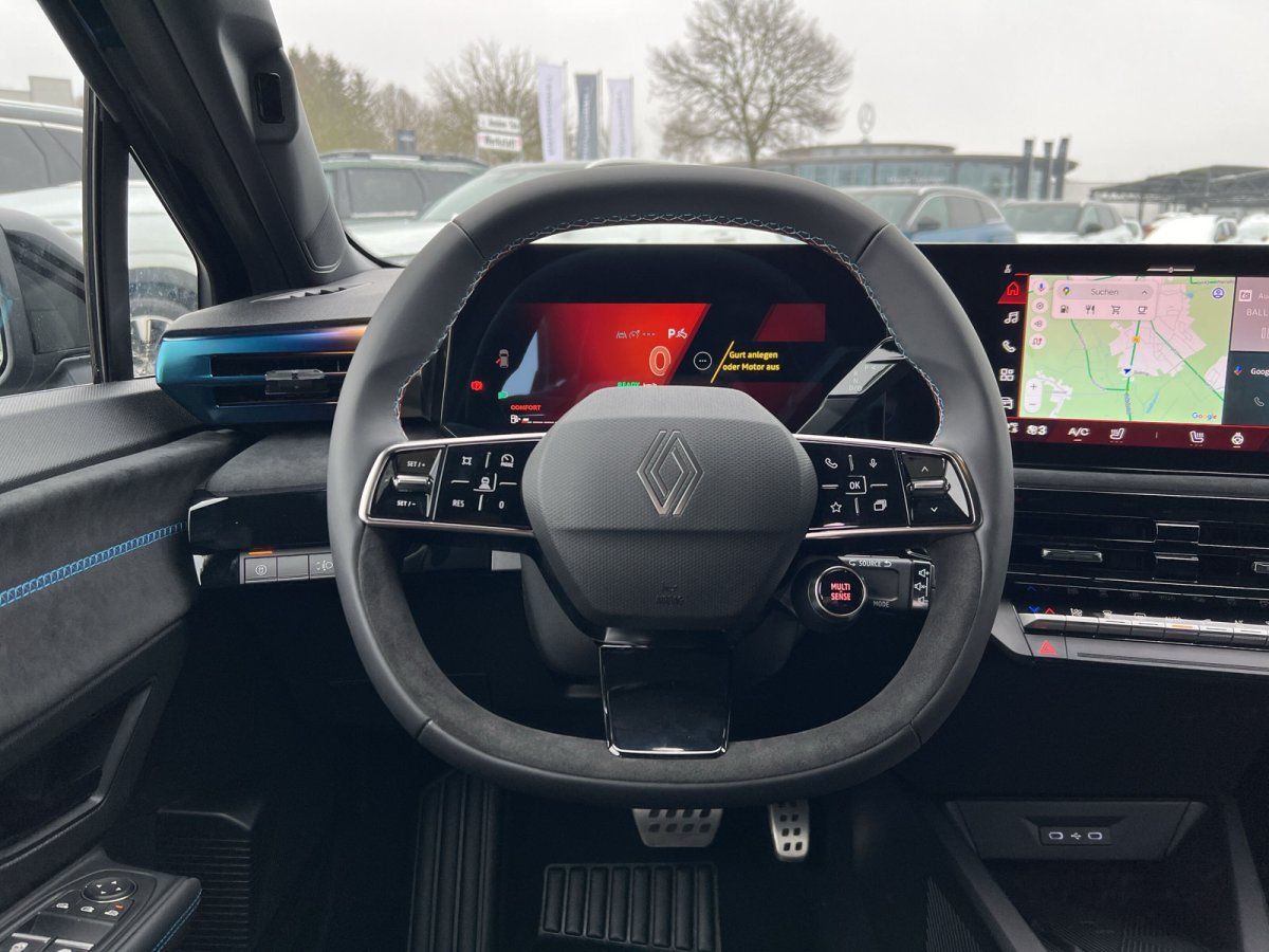 Renault Scenic E-Tech Innenraum Cockpit mit digitalem Tacho und Navigationssystem im Showroom