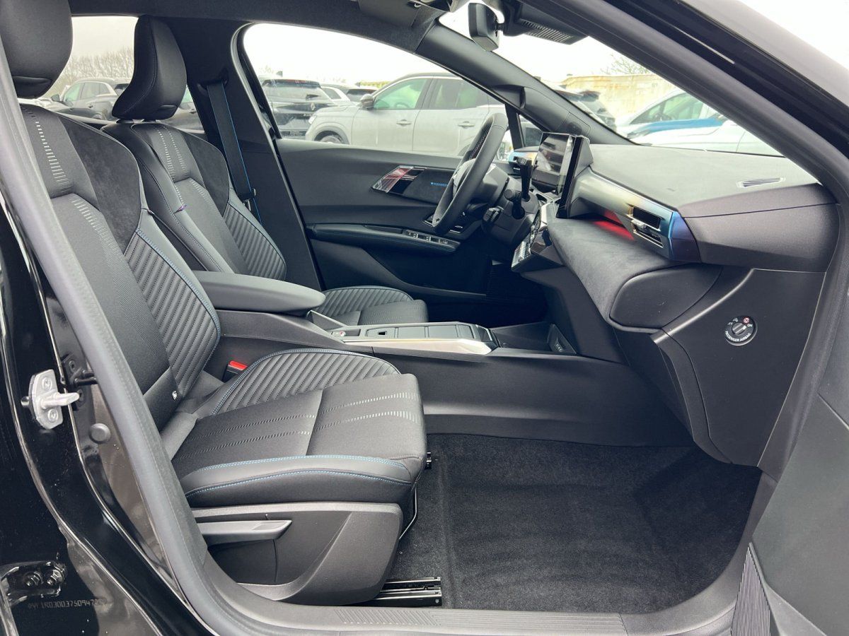 Innenraum Beifahrerseite schwarze Ledersitze modernes Fahrzeug im Autohaus