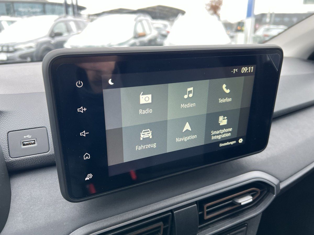 Infotainment-Touchscreen im Fahrzeug-Innenraum mit Navigation, Radio, Medien und Smartphone Integration