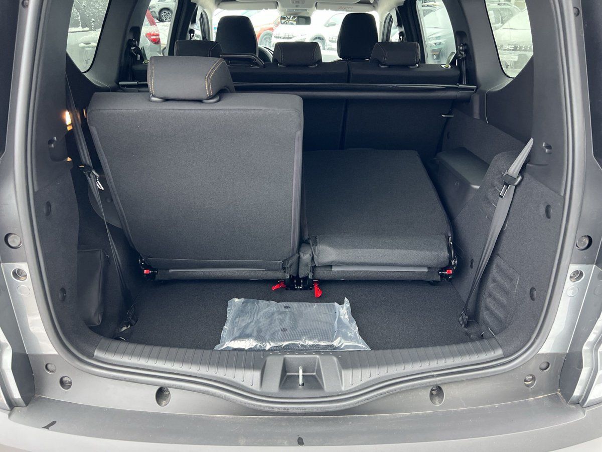 Kofferraum mit umklappbarer Rücksitzbank und Laderaum eines Kompakt-MPV im Autohaus