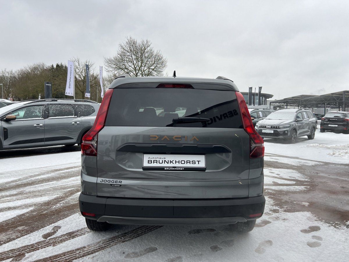 Grauer Dacia Jogger Heckansicht im Autohaus Brunkhorst Showroom