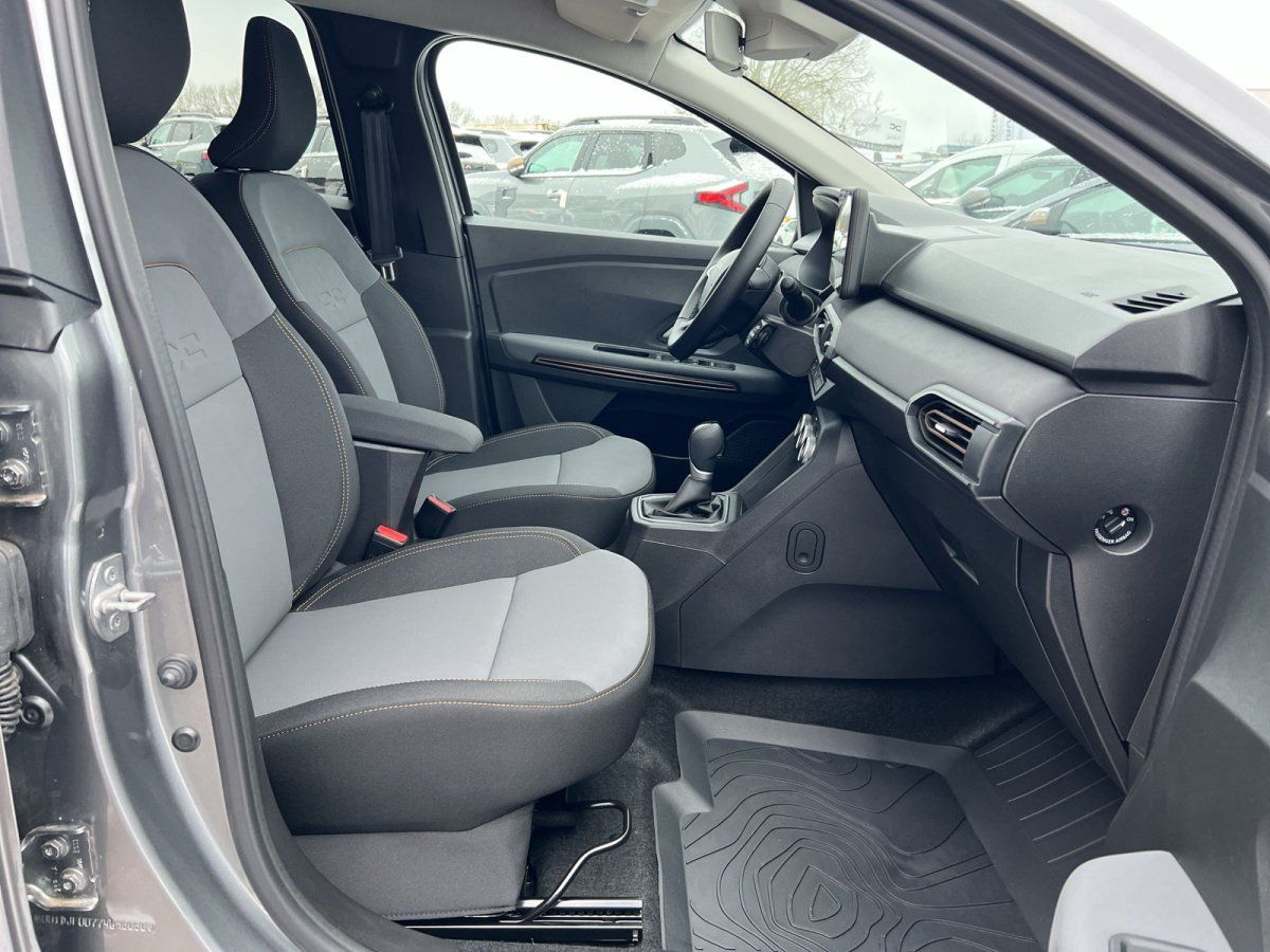 Innenraum Dacia Sandero Stepway Beifahrerseite mit grauen Stoffsitzen und Schaltgetriebe